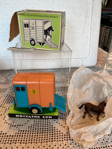 Britains farm 9547 horse box - britains,